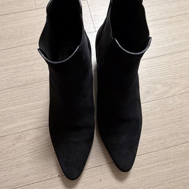 Saint Laurent Paris Suede Chelsea Boots