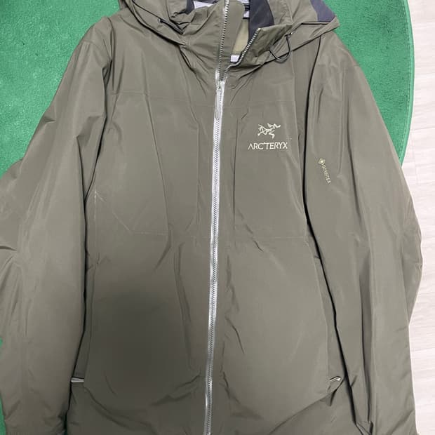 아크테릭스 피션 SV M사이즈 카키색 판매합니다.