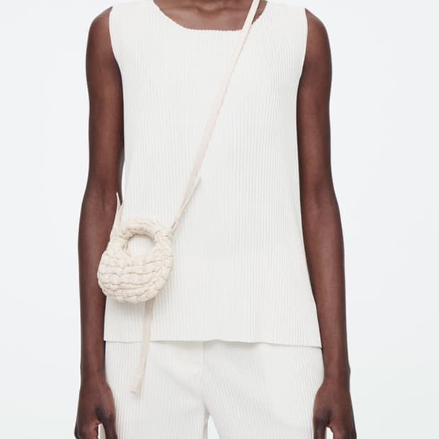 COS 코스 퀄티드 나노 크로스바디백