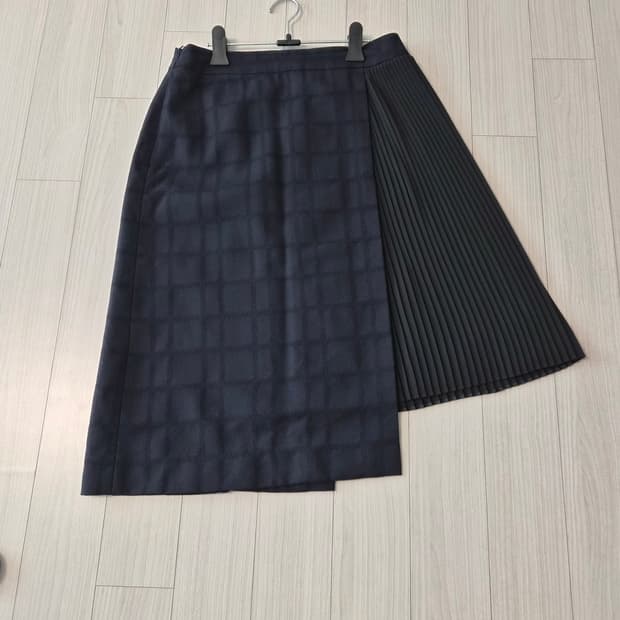 스튜디오 톰보이 아뜰리에 랩 스타일 플리츠 스커트 (네이비)