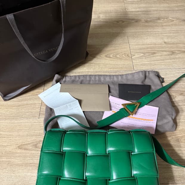 보테가베네타 패딩 카세트백 그린
