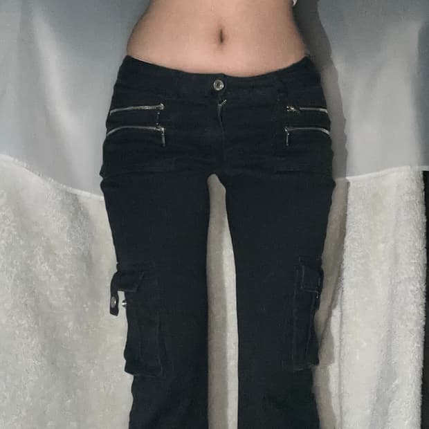 지퍼 포켓 디테일 블랙 로우라이즈 카고부츠컷 팬츠