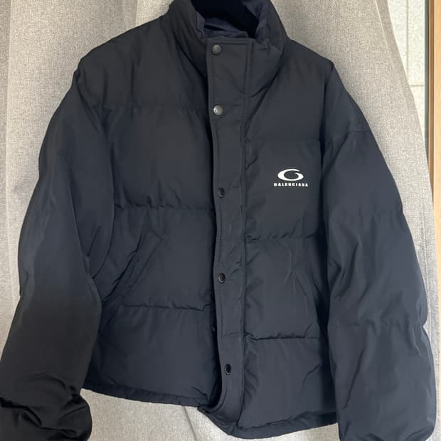 발렌시아가 리버시블 푸퍼 2 사이즈