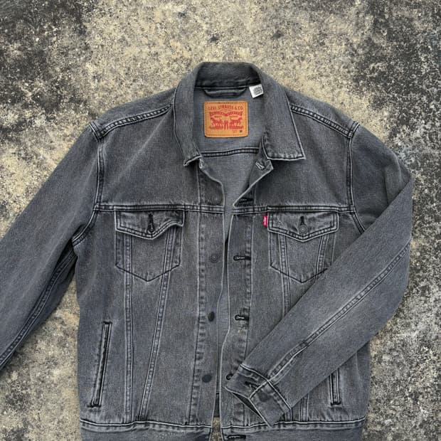 리바이스(Levi's)의 그레이 데님 트러커 재킷