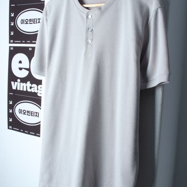 (L-XL) 로건 반팔 티셔츠 헨리넥 라이트그레이 놈코어-H32171