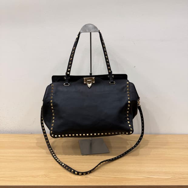 발렌티노 레더 토트백 골드 피라미드 스터드 숄더 스트랩 디테일 블랙