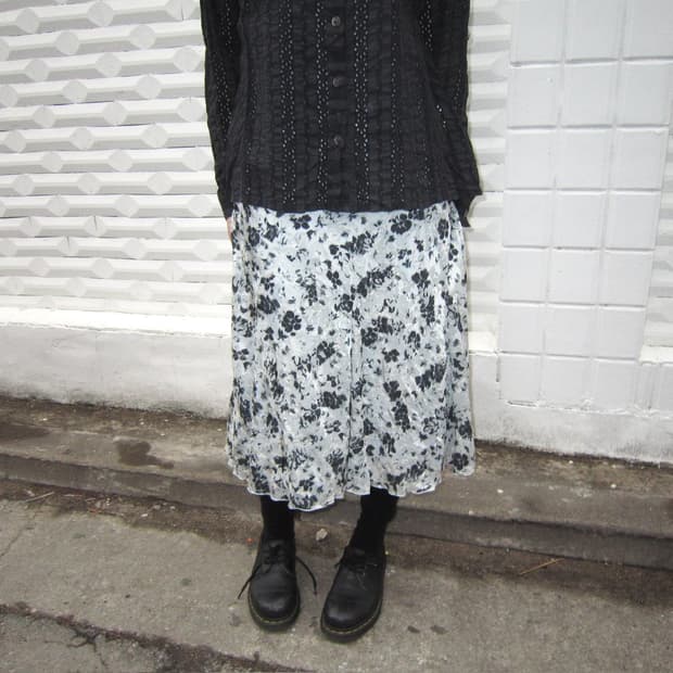 빈티지 쉬폰 미디 스커트 플라워 패턴 디테일 플레어핏 블랙