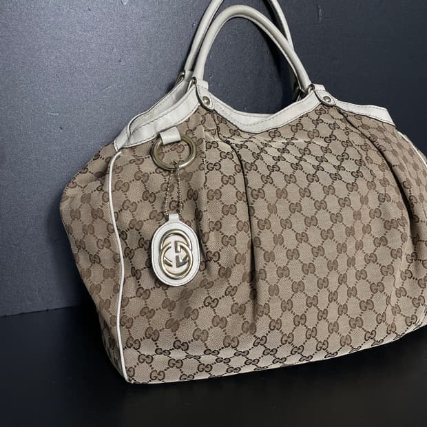 구찌 GG로고 자가드 아이보리 레더 트리밍 금장 수키 토트백