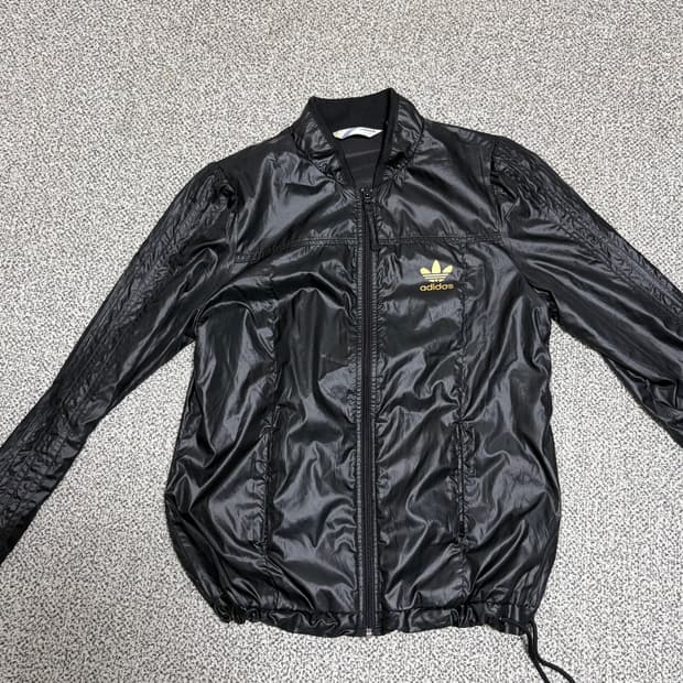 아디다스 블랙 유광 점퍼 M