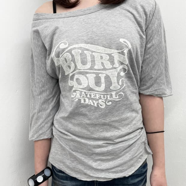 그레이 레터링 슬리브