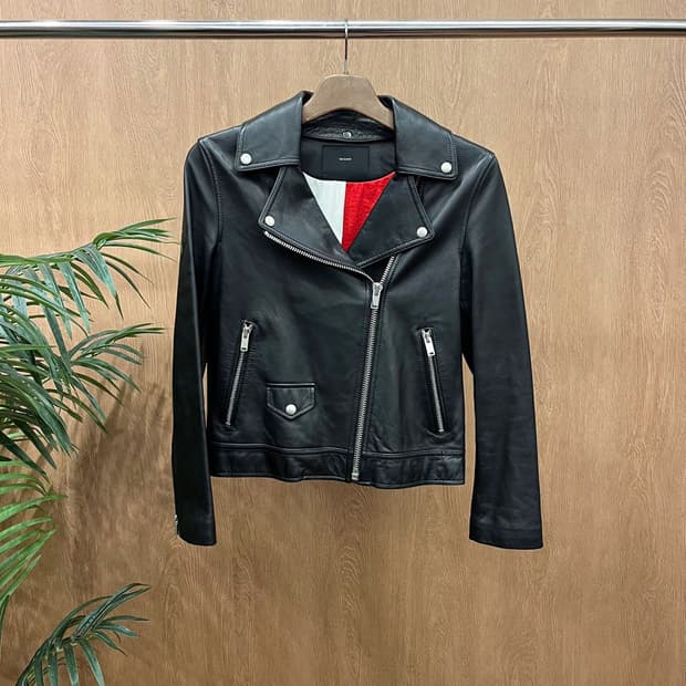 비이커 레더 자켓 지퍼 커프스 사선 클로징 포켓 디테일 레귤러핏 블랙