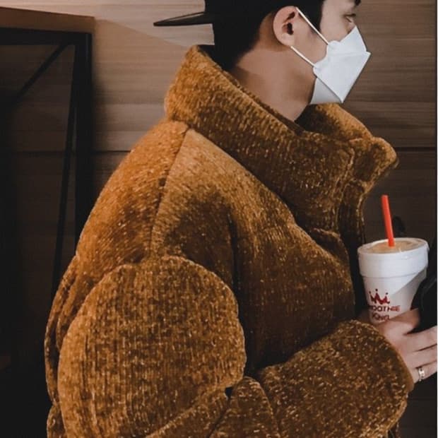 (L)로맨틱크라운 니트 벨벳 덕다운 패딩 브라운(세븐틴 착용)