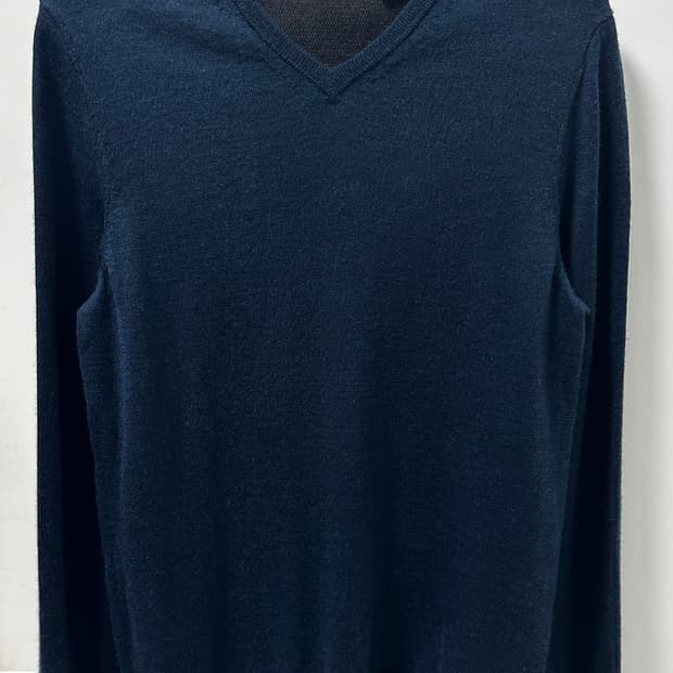 캘빈클라인 남자 브이넥 니트 메리노울 M사이즈 입니다