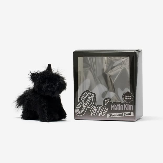 Matin kim - pony keyring in black