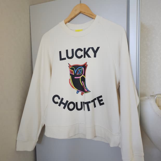 럭키슈에뜨 맨투맨 티셔츠 아이보리