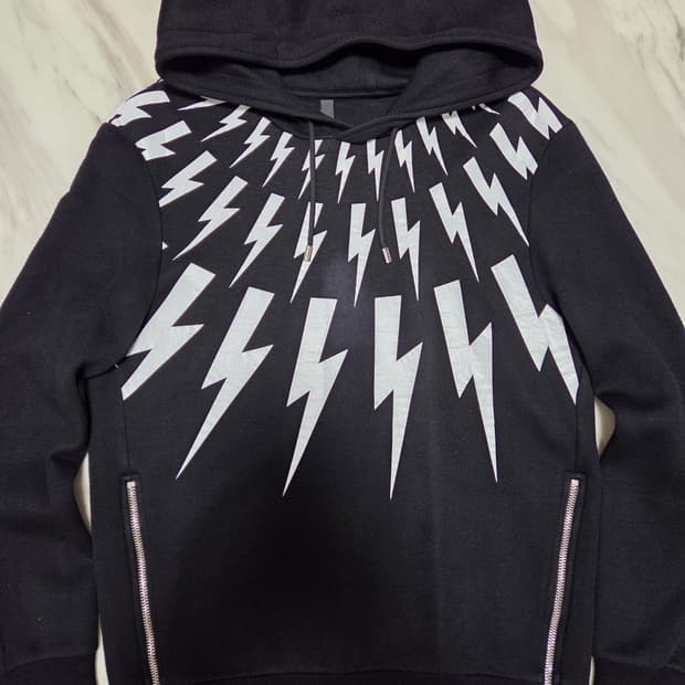 닐바렛 썬더볼트 프린팅 후드티