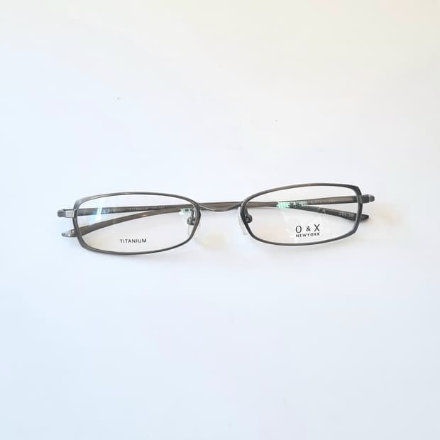 데드스탁 가볍고 튼튼한 O&X 뉴욕 정품 티타늄 안경테  517