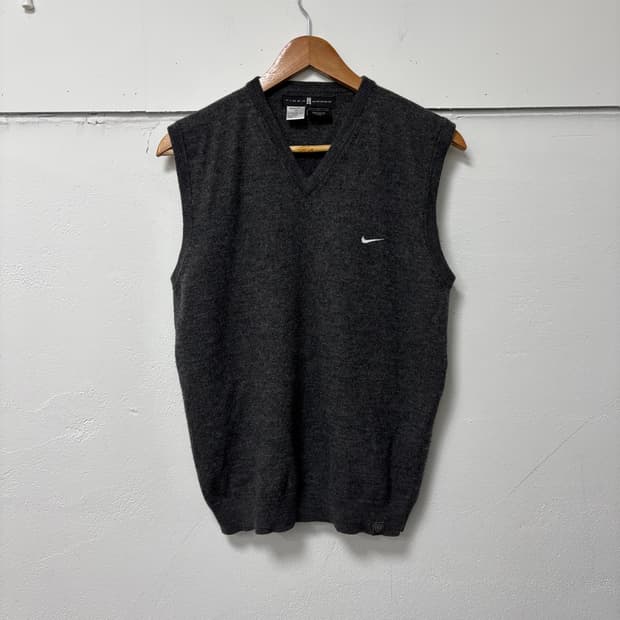 나이키 차콜 스우시 니트조끼