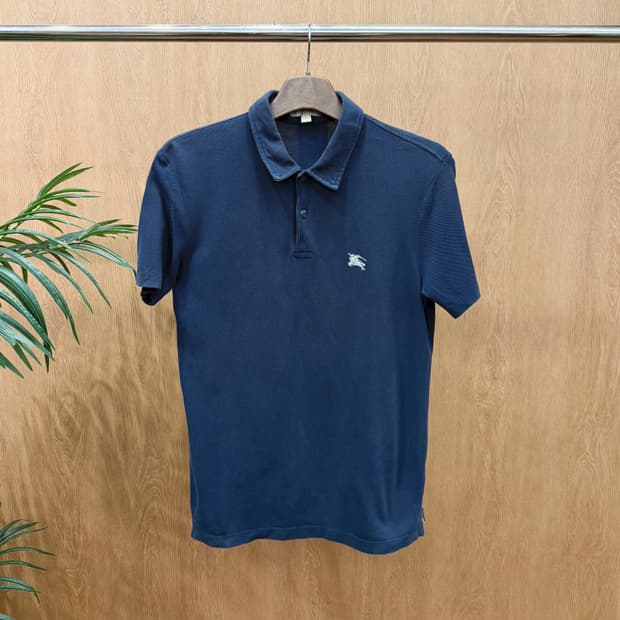 버버리 브릿 코튼 PK 티셔츠 화이트 로고 자수 디테일 레귤러핏 네이비