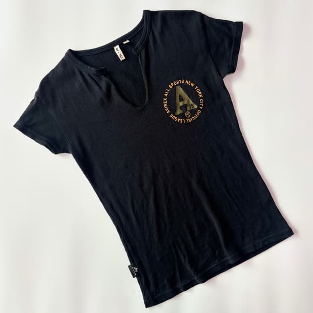 아비렉스(AVIREX) 딥 키홀 넥 스포츠 로고 티셔츠