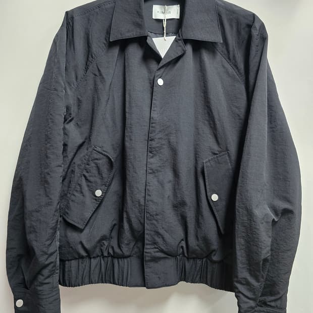 새상품
키뮤어 오픈카라 숏 자켓
싸이즈  M(여유핏)
가슴단면 60. 총