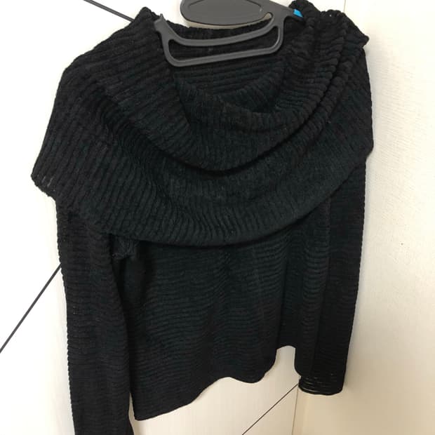 히로코 코시노 오프숄더 니트