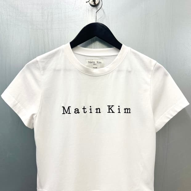 Matin Kim 마뗑킴 로고 화이트 컬러 반소매 크롭탑