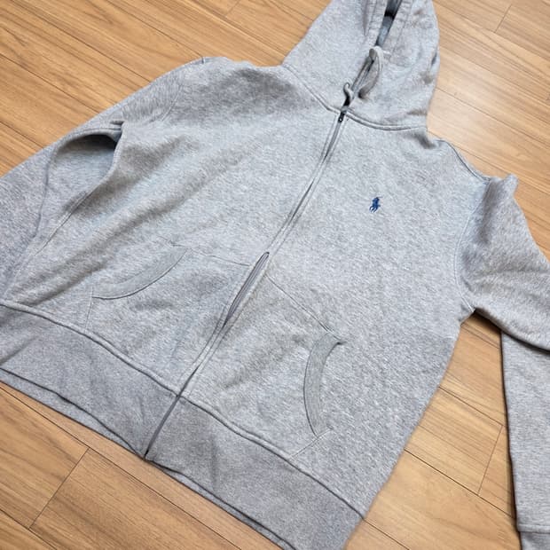 폴로 랄프로렌 후드집업 L사이즈입니다. 무난한 회색이라 어느 옷에도 잘 