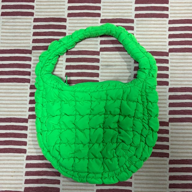 코스 퀼티드 미니백