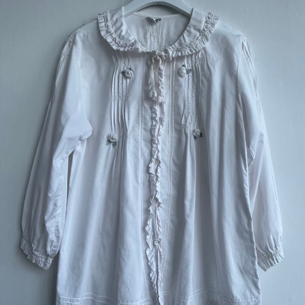 입체 레이스 프릴 블라우스 