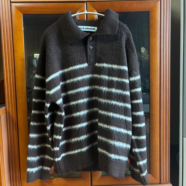 밀로 아카이브 스트라이프 카라 니트