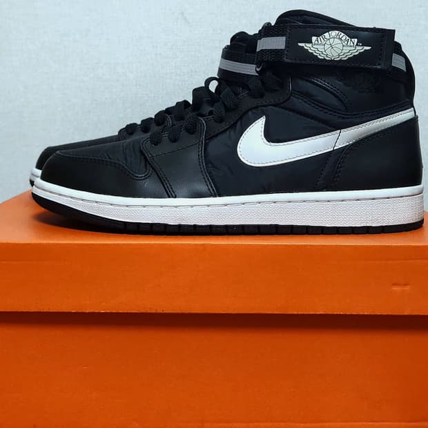 조던1하이 스트랩 블랙화이트