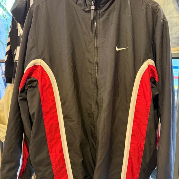 나이키 검정 흰빨 배색 바람막이