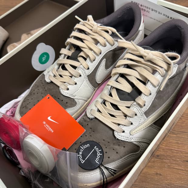 조던1 트레비스 스캇 리버스 모카 270