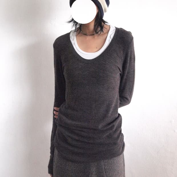 트랜짓 울 레이온 믹스 딥 넥 니트