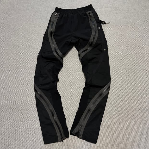 언더마이카 리전01 트위스트 지퍼 라인 테이핑 팬츠