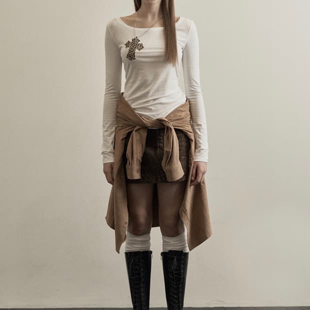 일리오 white leopard cross necklace top