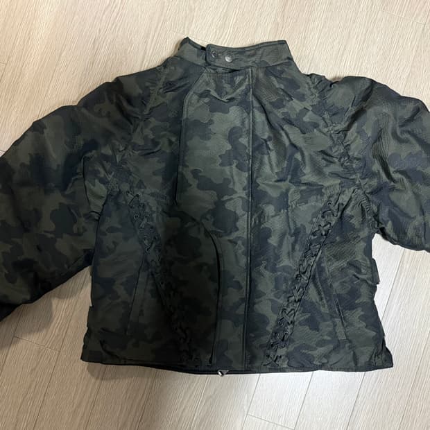 앤더슨벨 레이스업 패디드 점퍼 카모