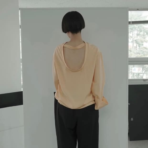 에옹쓰 가든 백리스 블라우스 피치