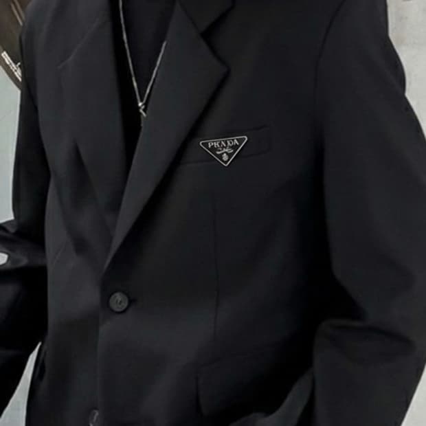 프라다 빈티지 메탈 브로치