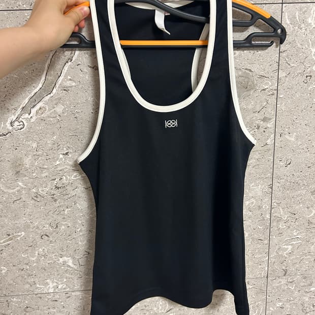 기준 블랙 배색 나시