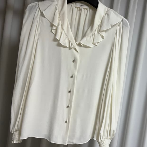 바쉬 화이트 러플장식 긴팔블라우스