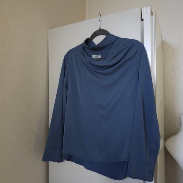 COS 코스 블루 드레이프 넥 블라우스