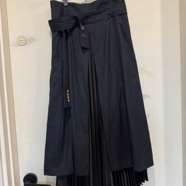 The ilma 더일마 플리츠 랩 스커트