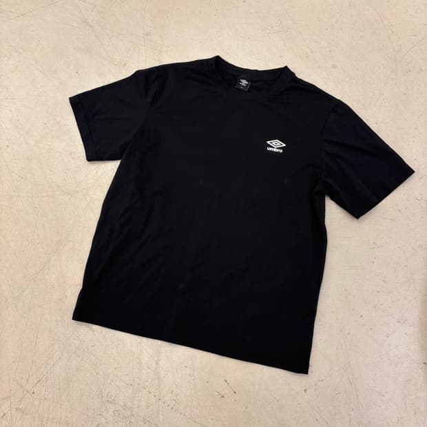 엄브로 스몰로고 블랙 티셔츠