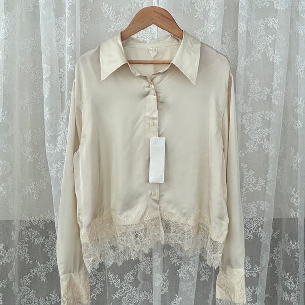 42) 새상품 아르켓 새틴 레이스 셔츠 크림