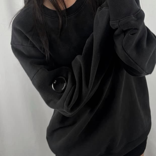 CP 컴퍼니 블랙 맨투맨