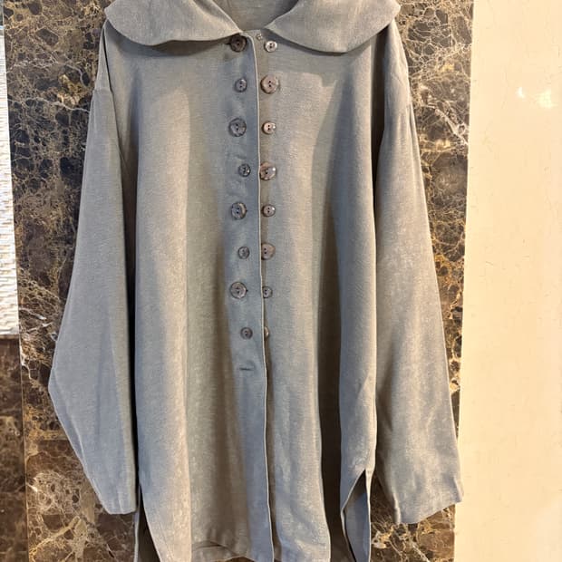 회색 버튼 아우터