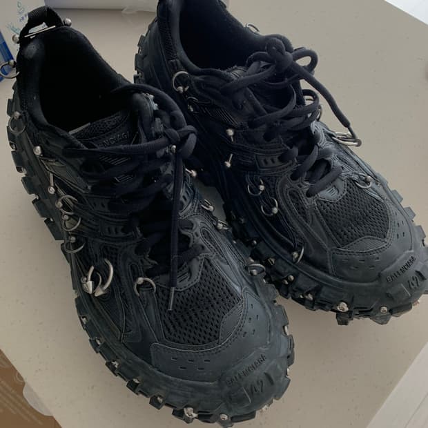 발렌시아가 피어싱 디펜더 바운서 42