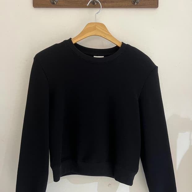 드리스반노튼 파워숄더 스웻셔츠